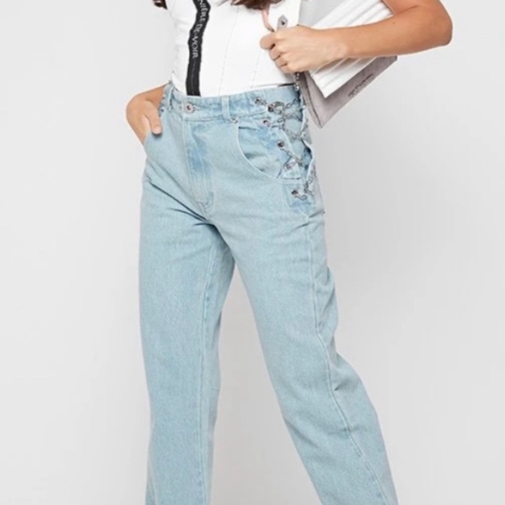 BRAND NEW CHAIN DETAIL BOYFRIEND FIT JEANS